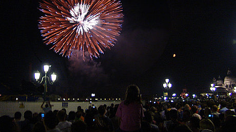 Das obligatorische Feuerwerk zum Abschluß der Festa del Redentore in Venedig.
